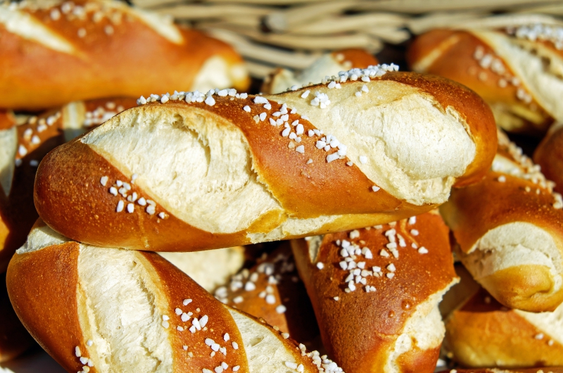 vitrine-LA MARTRE-min_dish-food-baking-dessert-bread-bakery-595291-pxhere.com