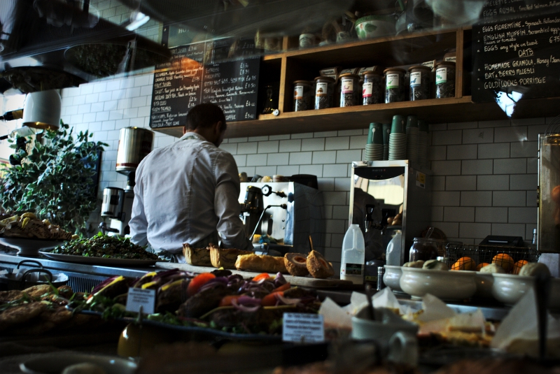 vitrine-LA MARTRE-min_person-cafe-restaurant-meal-food-cooking-9011-pxhere.com